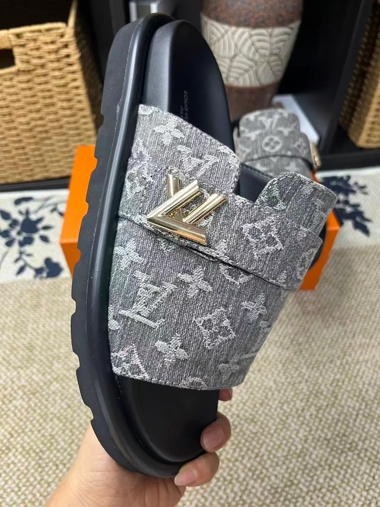 P340 [New Style] [LOUIS VUITTON] Louis Vuitton, LV printing, men's and women's slippers are now on the market, packed in drawer boxes with cloth bags and cards, the upper pattern looks very soft and waxy, and is a super versatile leg slimming tool. Fabric: imported denim/canvas/old fabric, LV hardware LOGO, official website pattern printing, comfortable to wear, feet: high-elastic PU water table. Sole: foam sole, heel height: about 5cm. Code number: 35-46, 35, 45, 46 are custom-made and non-returnable. Color: multiple colors and styles available.